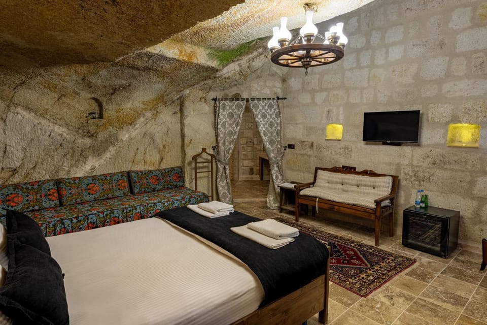 Bed, TV and multimedia, Bedroom