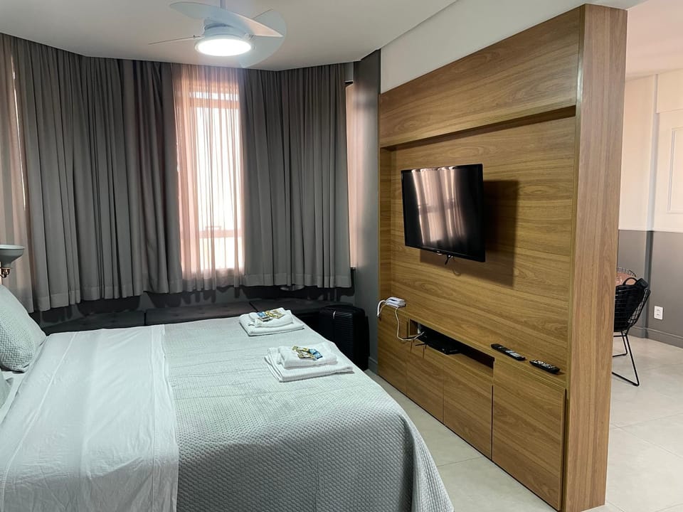 Bed, TV and multimedia, Photo of the whole room, Bedroom
