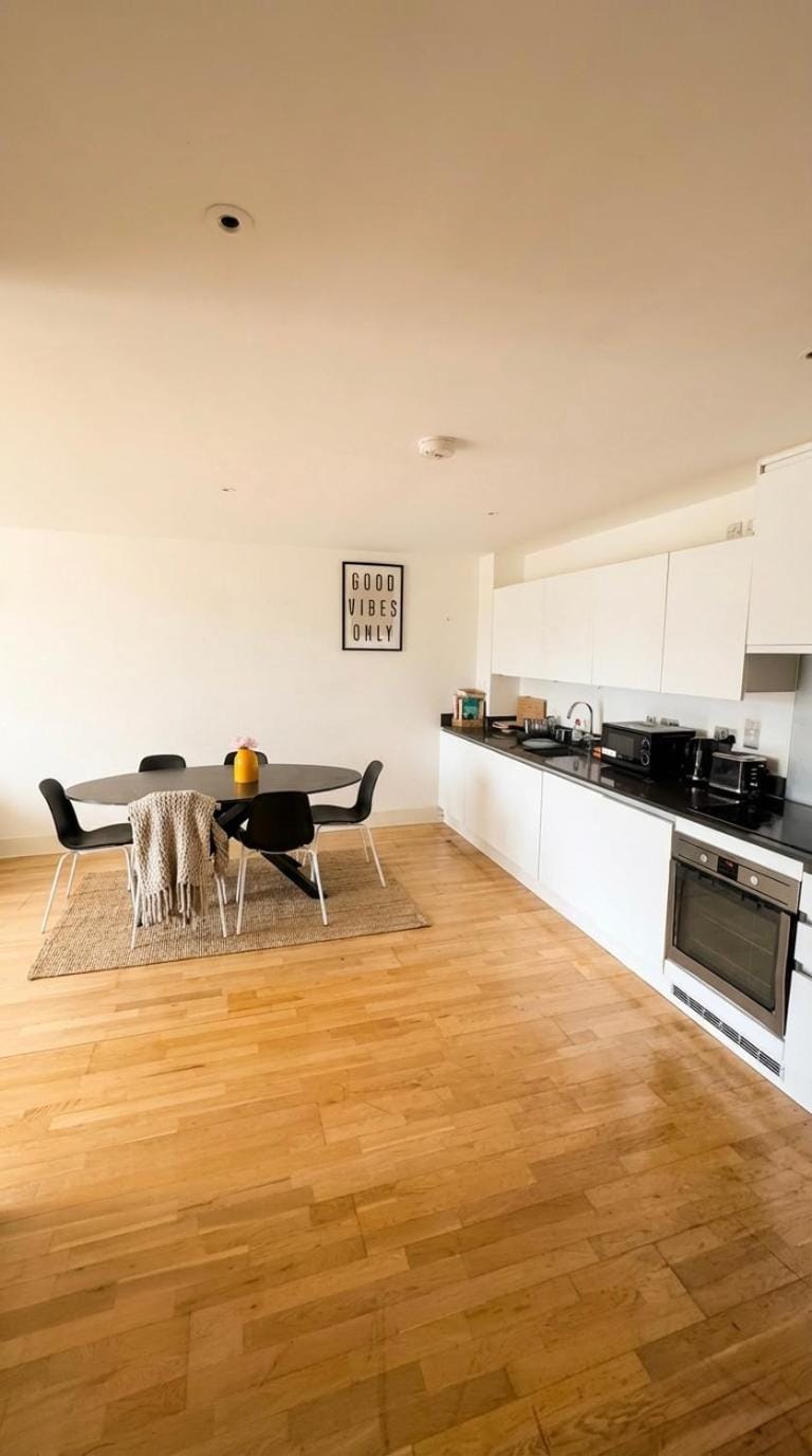 Living room, Seating area, Dining area, Dinner
