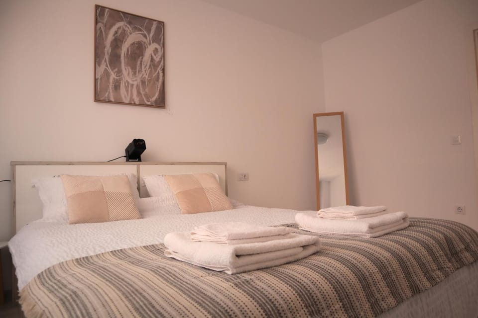 Bed, Photo of the whole room, Bedroom, towels