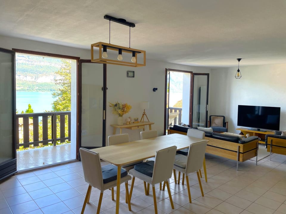 Communal lounge/ TV room, Activities, Balcony/Terrace, Lake view, furniture, heating, internet, pet friendly, storage