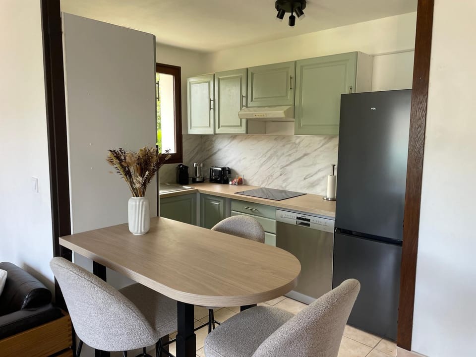 Coffee/tea facilities, dishwasher, microwave, stove, toaster, washing machine, kitchen