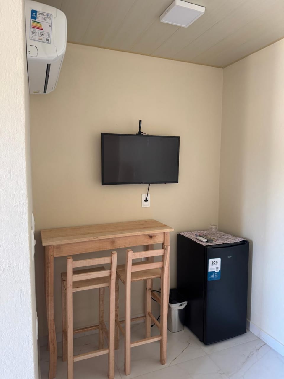 Dining area, minibar