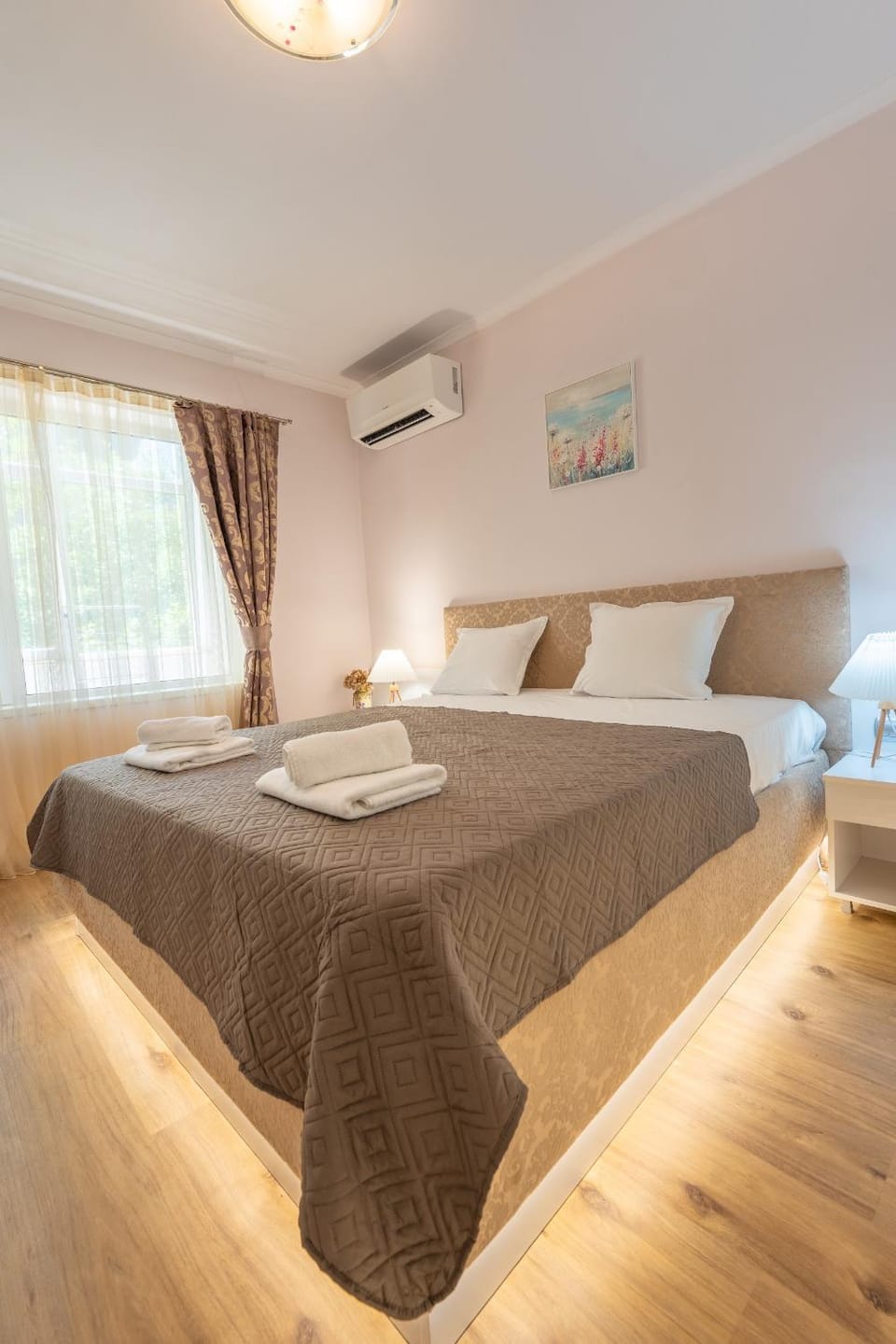 Bed, Bedroom, towels, air conditioner