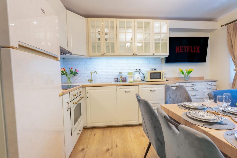 Kitchen or kitchenette, Dining area, oven