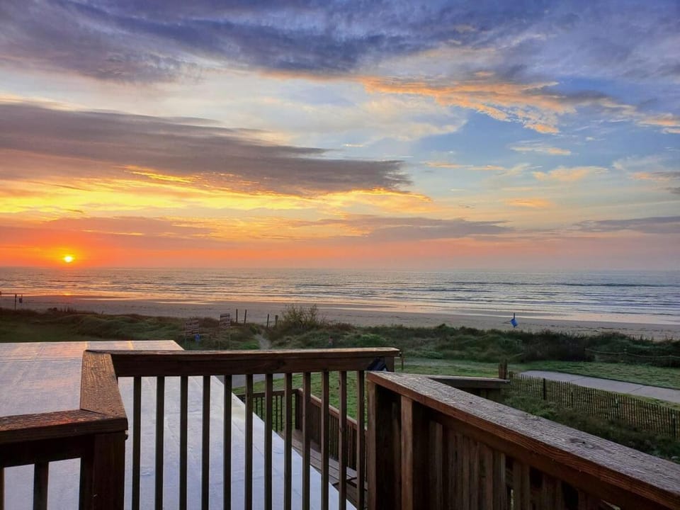 View (from property/room), Balcony/Terrace, Beach, Sea view, Sunrise