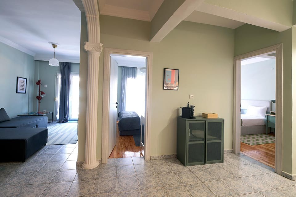 Bed, Living room, Photo of the whole room, Seating area, Bedroom