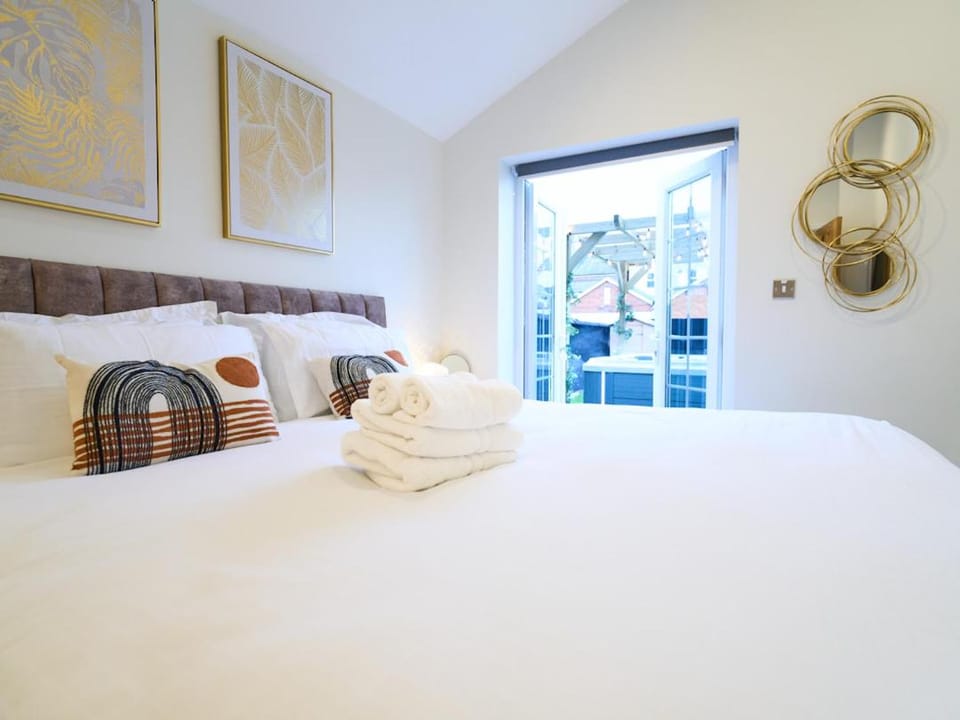 Bed, Bedroom, towels