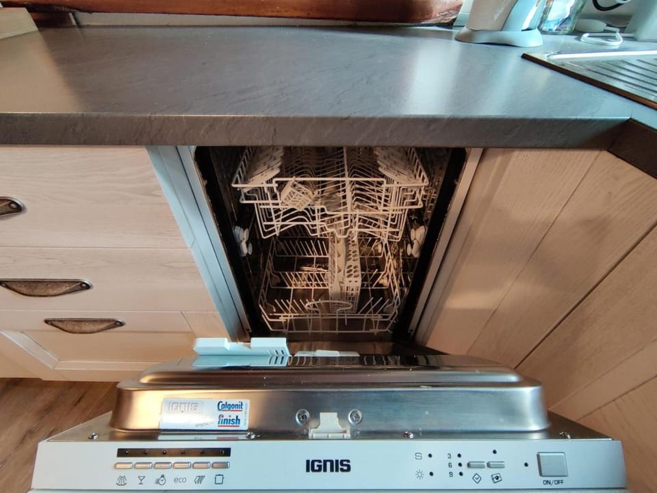 dishwasher, pet friendly, stove