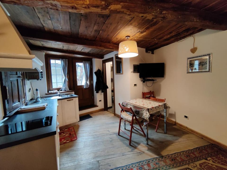 Kitchen or kitchenette, Seating area