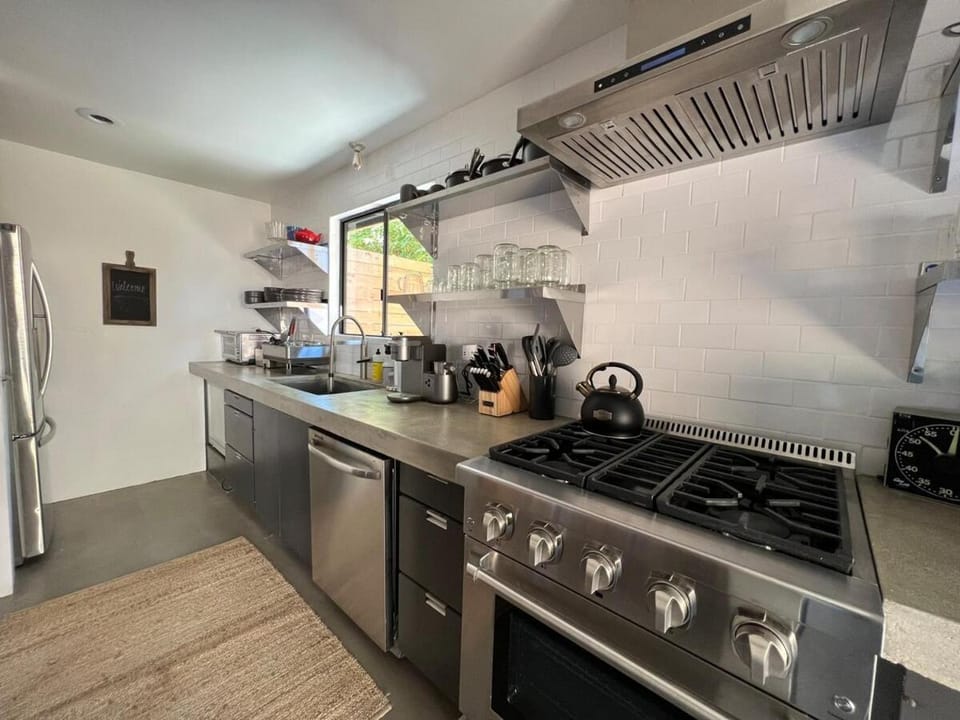 Coffee/tea facilities, Kitchen or kitchenette, dishwasher, stove, toaster