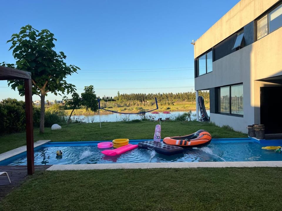 Casa Sobre Lote Al Agua en Tigre - Dique Lujan Villa in Benavidez