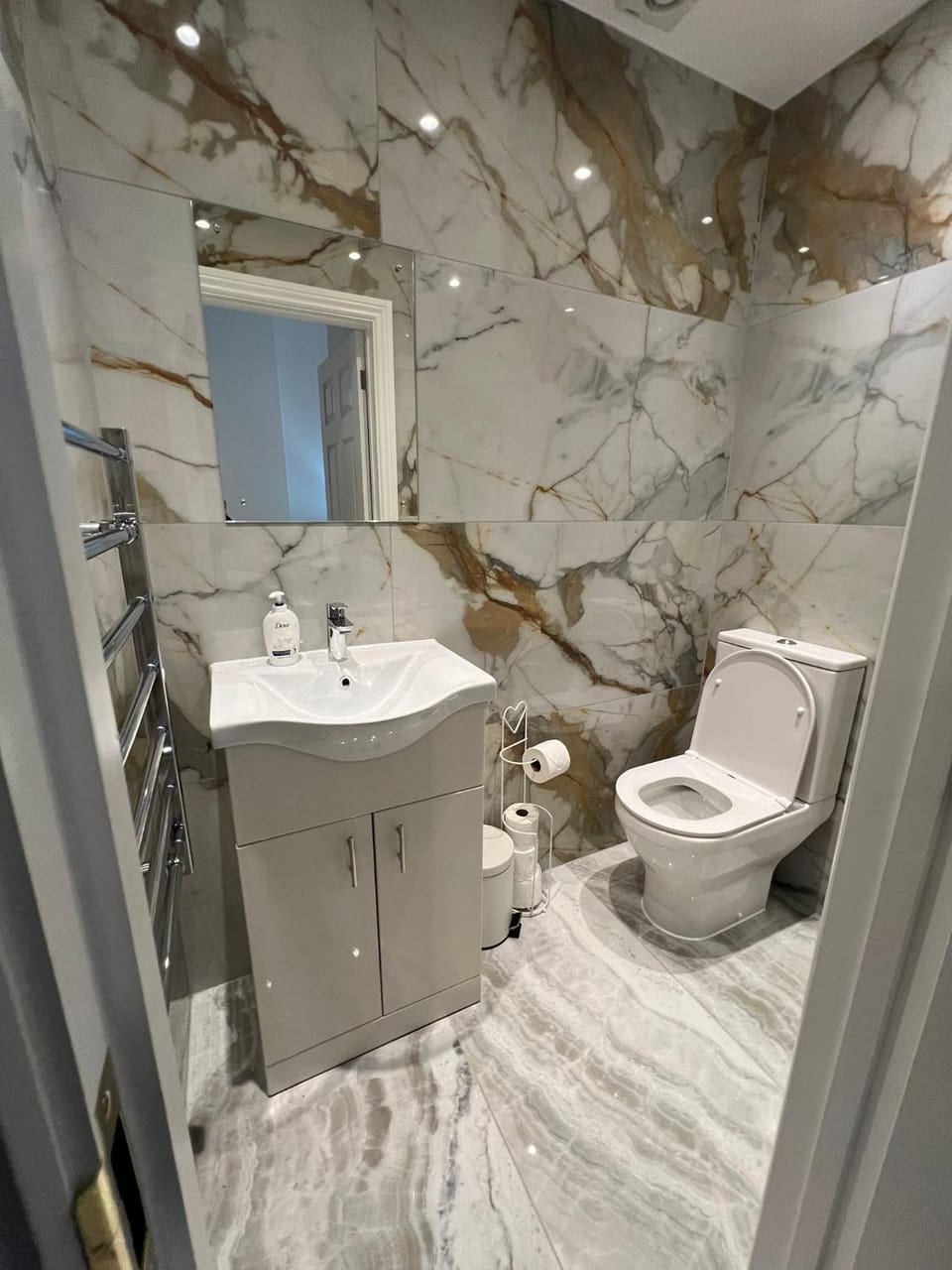 Charming Apartment in West Ealing, 12 Mins to Central London by Train, Free Parking, 8-Min Walk to Station Apartment in London Borough of Ealing