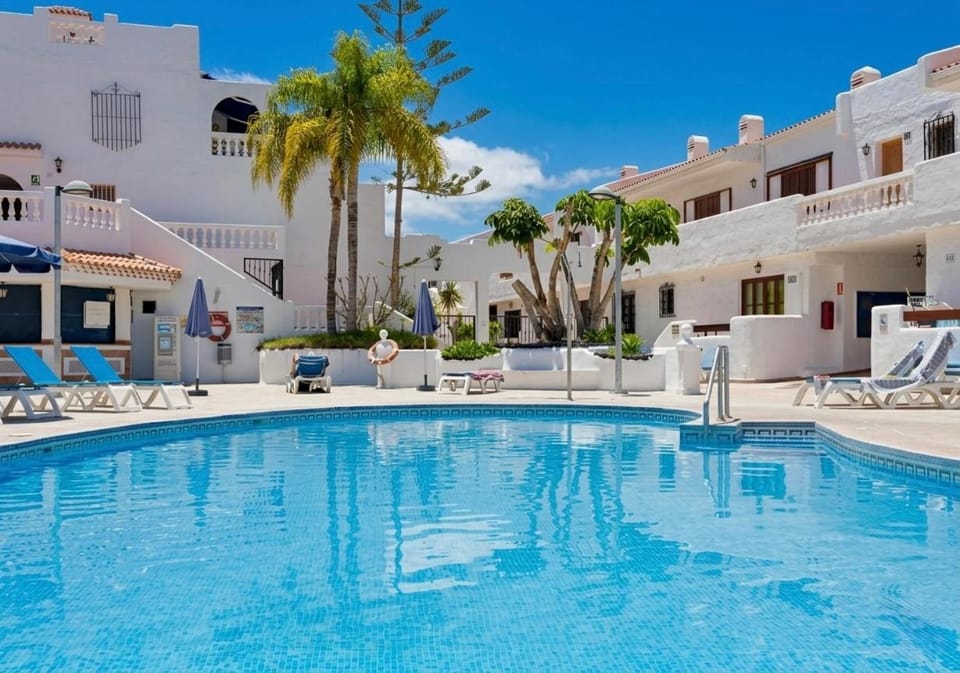 Swimming pool, sunbed