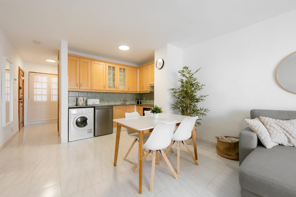 Jasmine Apartment - Heated Pool & Cozy Patio Apartment in Los Cristianos