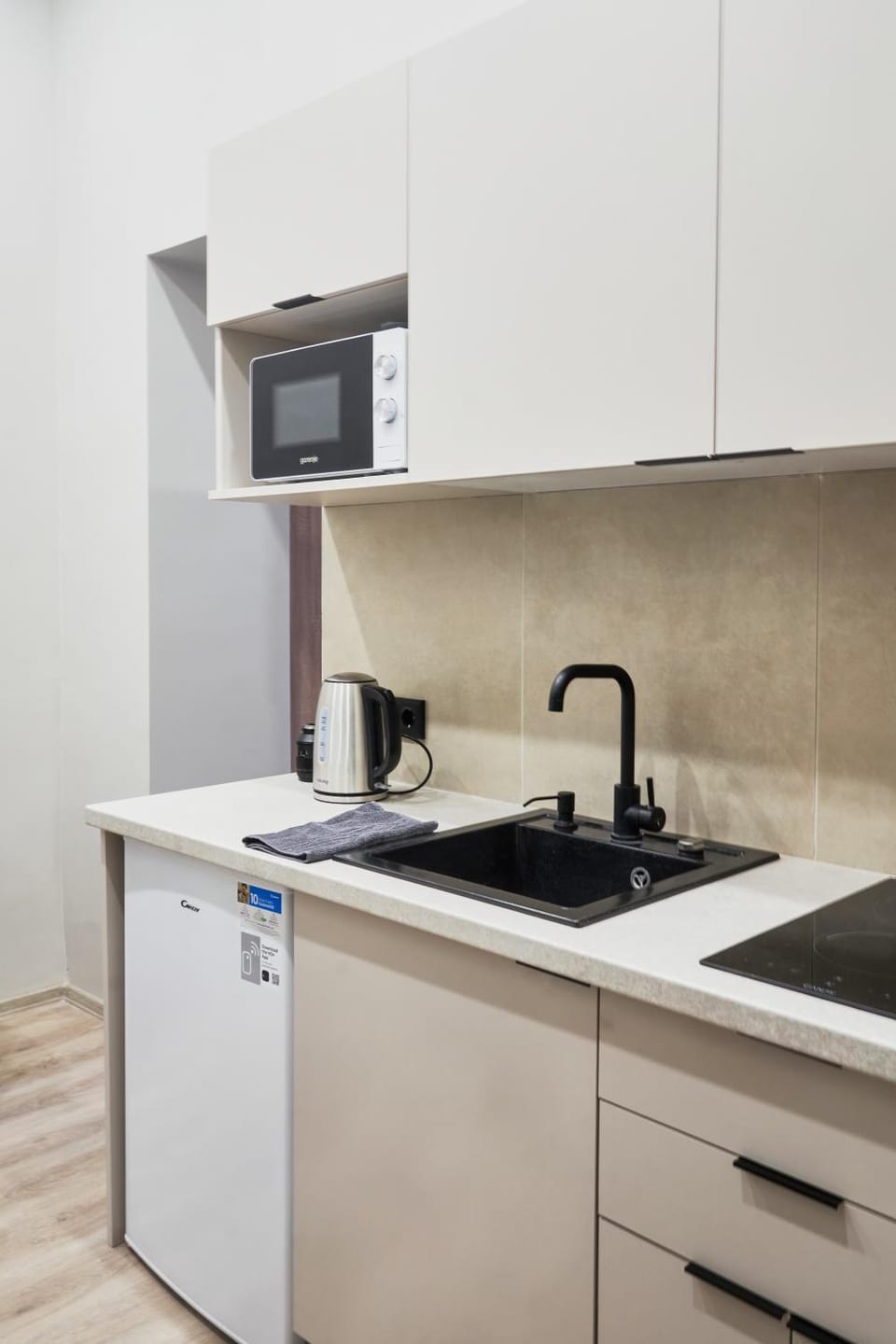 Coffee/tea facilities, Kitchen or kitchenette, microwave, minibar, stove