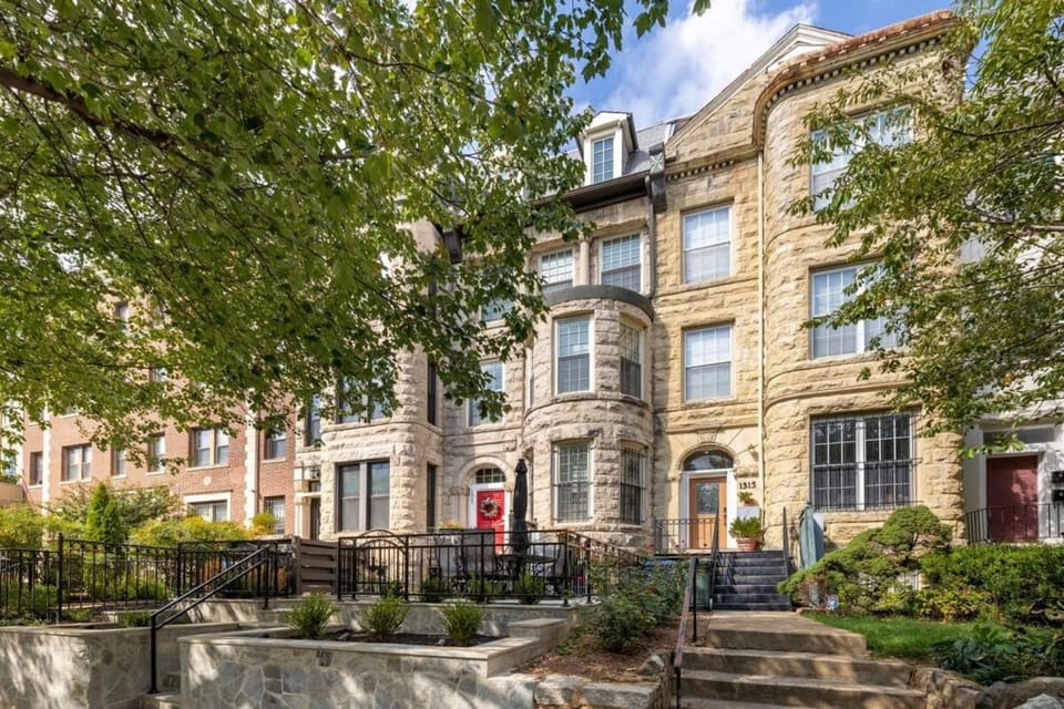 Property building, Patio, Neighbourhood, Street view, Area and facilities