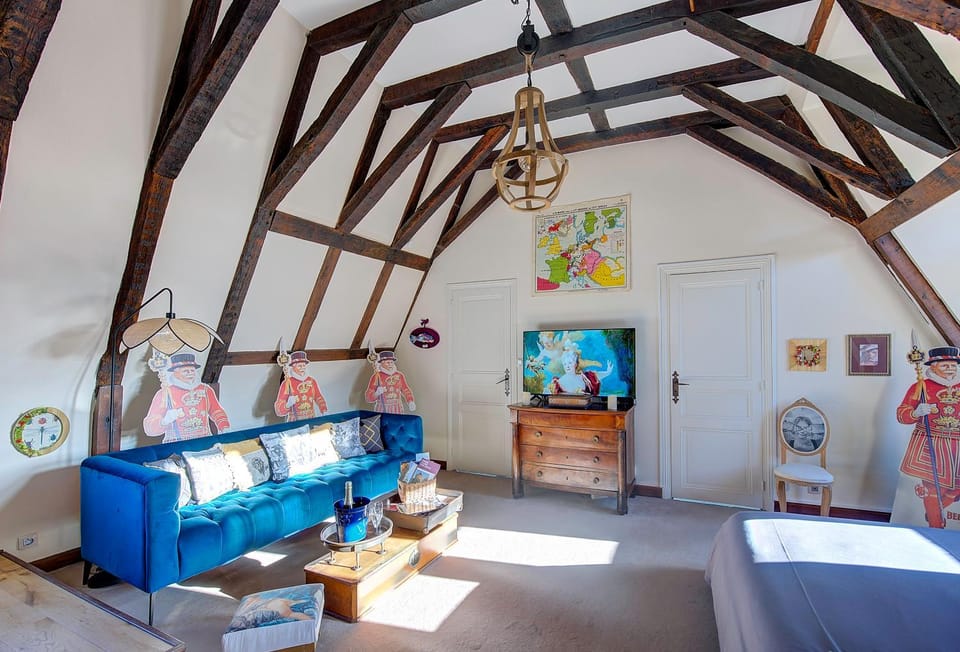 Communal lounge/ TV room, Bed, TV and multimedia, View (from property/room), Living room, Photo of the whole room, Decorative detail, Seating area, Bedroom, Sunrise, Sunset, furniture, soundproof