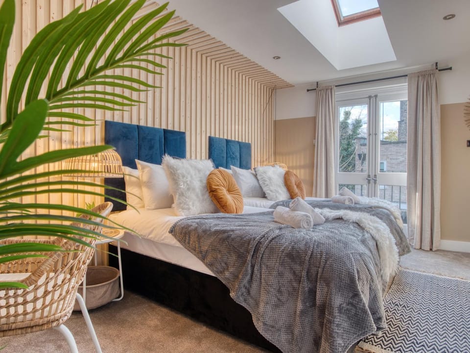 Bed, Photo of the whole room, Seating area, Bedroom