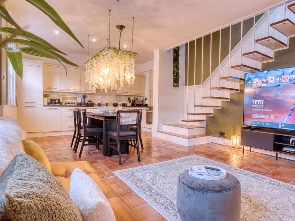 TV and multimedia, Kitchen or kitchenette, Kitchen or kitchenette, Living room, Seating area, Dining area