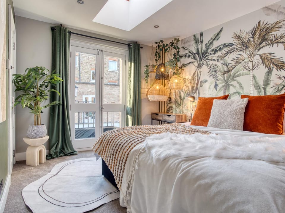 Bed, Photo of the whole room, Bedroom