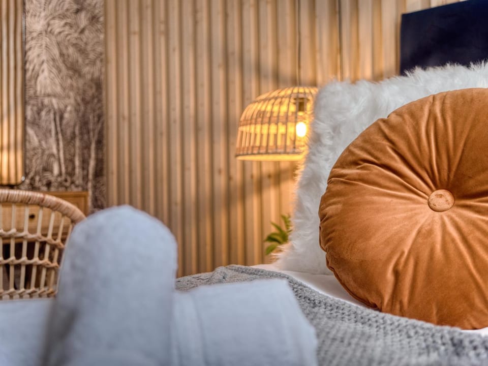 Bed, Seating area, Bedroom