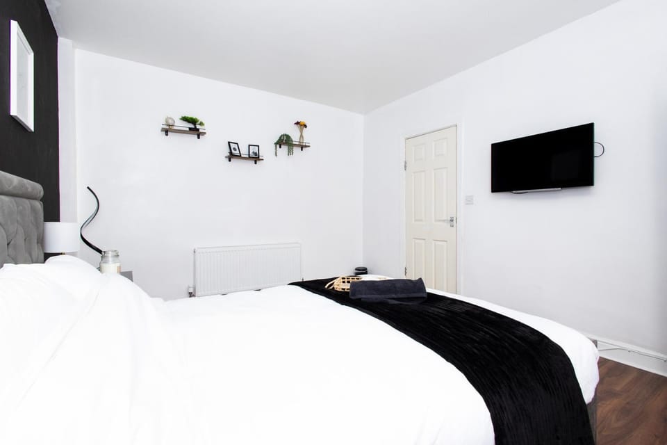 Cozy Home, Sleeps 4,Only 7mins from CENTRE, Parking, WIFI & Netflix House in Leeds