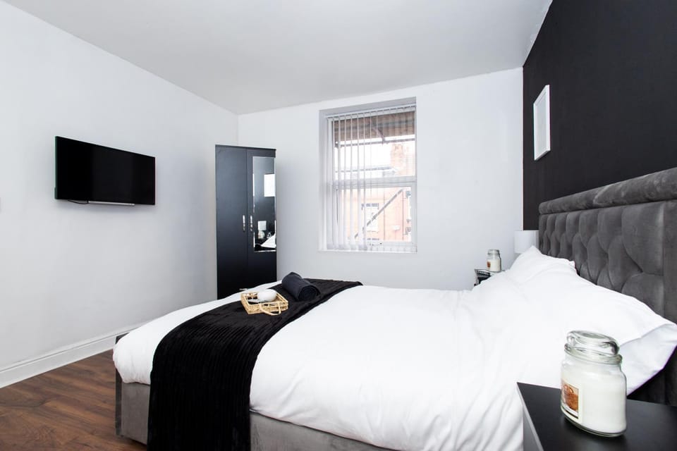 Cozy Home, Sleeps 4,Only 7mins from CENTRE, Parking, WIFI & Netflix House in Leeds