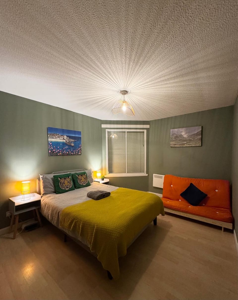 Bed, Photo of the whole room, Bedroom