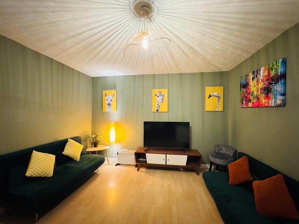 Communal lounge/ TV room, TV and multimedia, Living room, Seating area, Evening entertainment