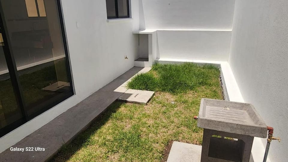 Casa en la Mitad del Mundo 3 habitaciones, a 5 minutos de Unasur, agua caliente House in Quito