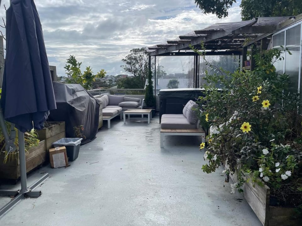 Comfortable townhouse with aircon, huge balcony & hot tub Apartment in Auckland