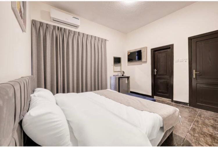 Bed, TV and multimedia, Photo of the whole room, Bedroom, wardrobe, air conditioner