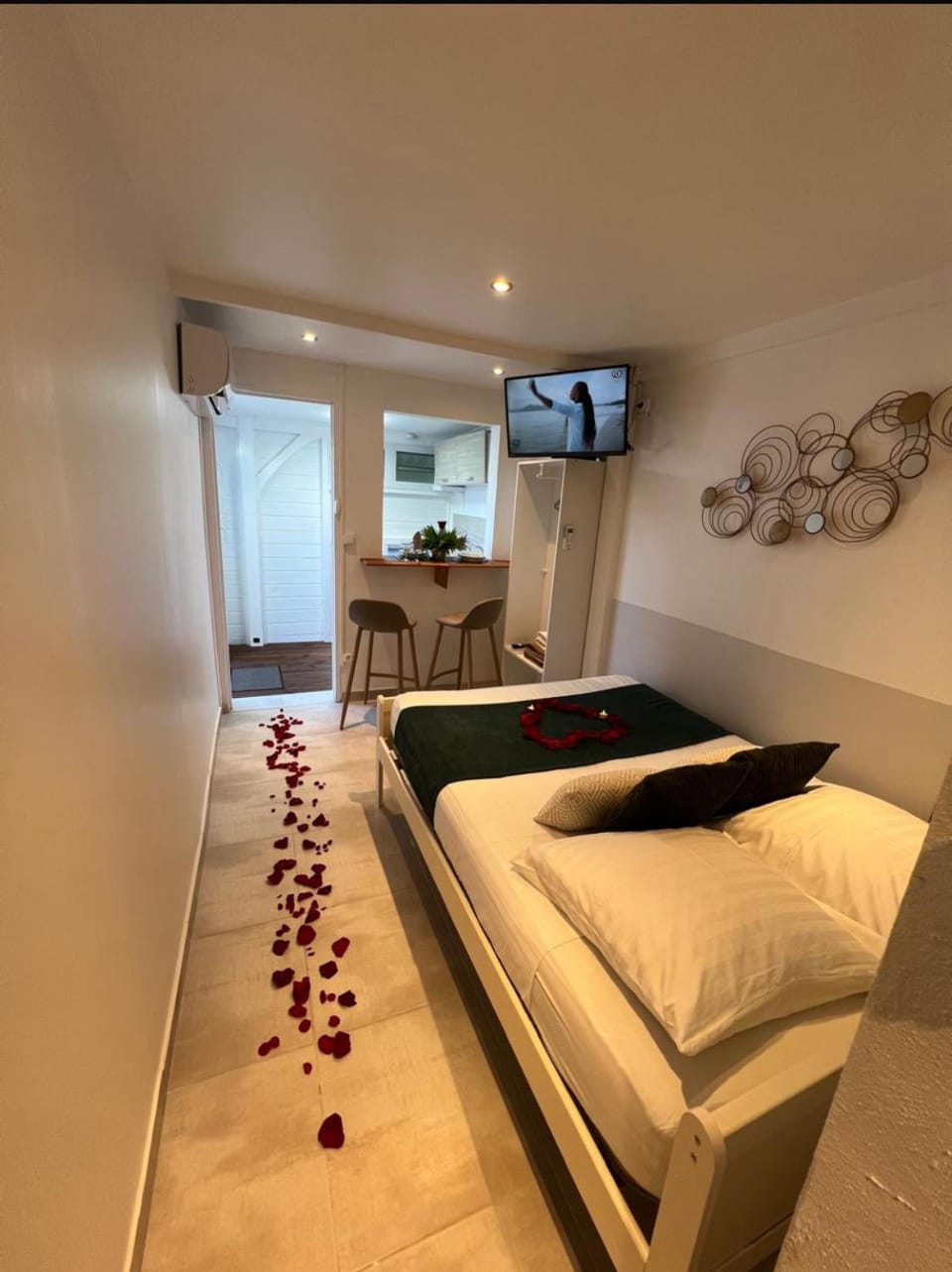 Bed, Photo of the whole room, Bedroom
