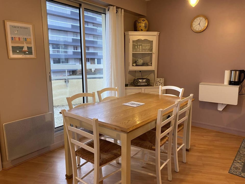 Appartement rénové à 20m de la plage Trestraou, 2 ch, court séjour possible, animal accepté - FR-1-368-444 Apartment in Perros-Guirec