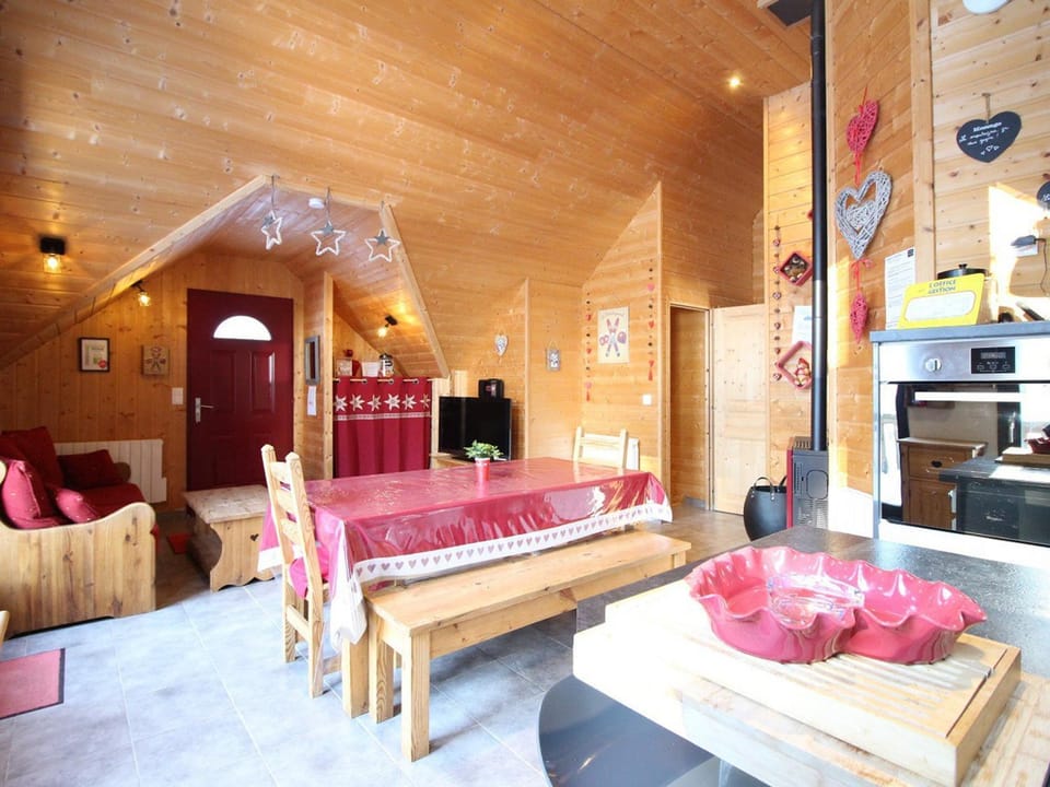 Chalet cosy pour 10 pers., terrasse spacieuse, animaux acceptés - FR-1-608-280 Chalet in Auvergne-Rhône-Alpes