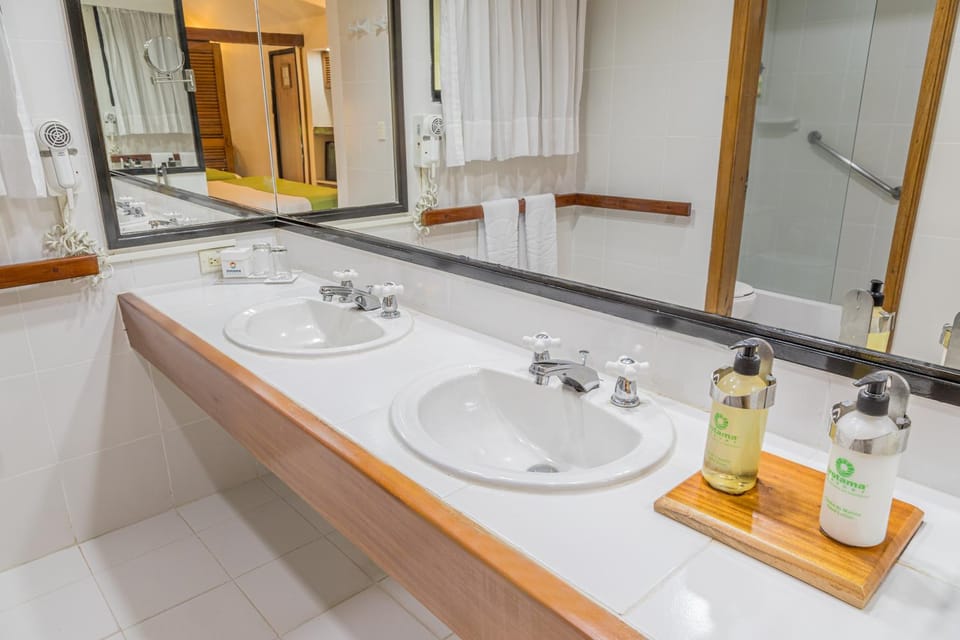 Shower, Bathroom, Photo of the whole room, towels