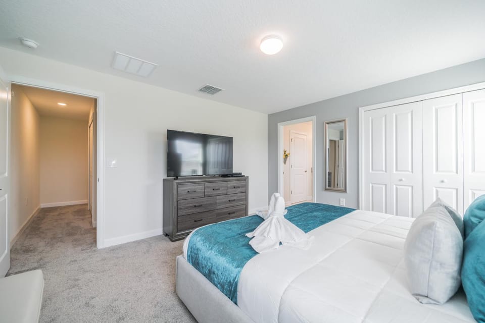 Spacious retreat w pool close to Disney 340 House in Osceola County