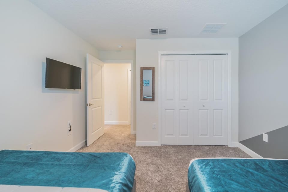 Spacious retreat w pool close to Disney 340 House in Osceola County