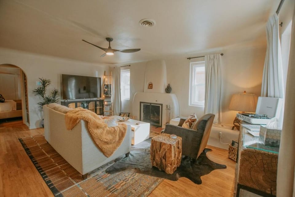 Grandma's Old Town Adobe House! Private Hot Tub-Close to Old Town-Pet Friendly-No Pet Fee! House in Albuquerque