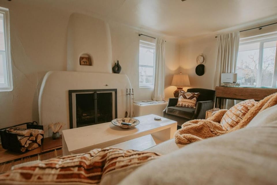 Grandma's Old Town Adobe House! Private Hot Tub-Close to Old Town-Pet Friendly-No Pet Fee! House in Albuquerque