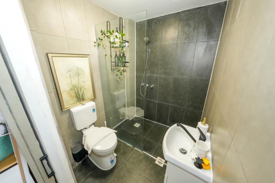 Beach Serenity Guesthouse Bed and Breakfast in Sydney