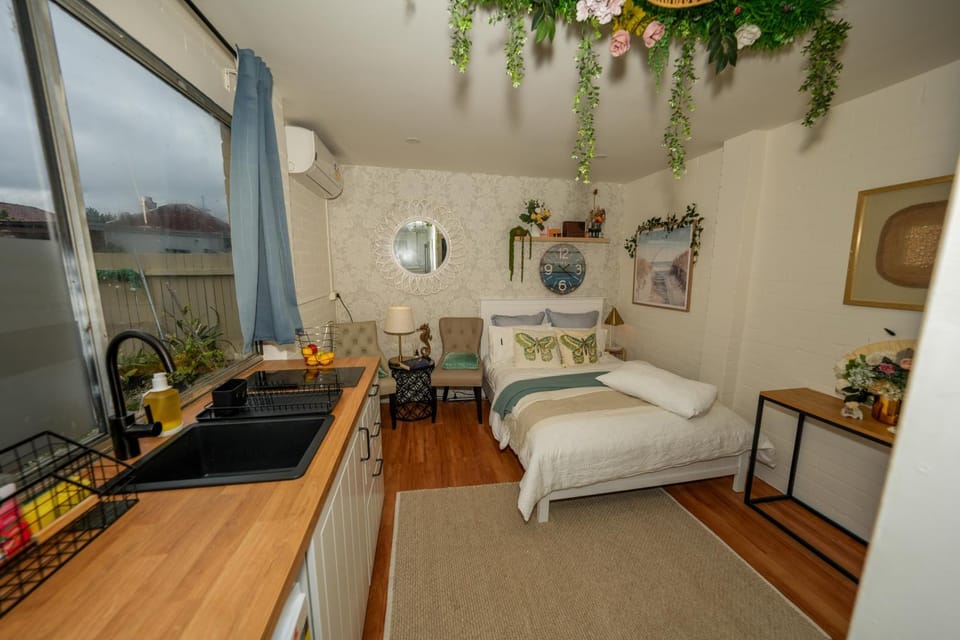 Beach Serenity Guesthouse Bed and Breakfast in Sydney