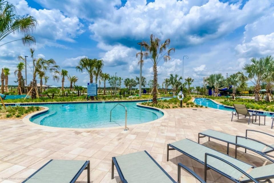 Beautiful 4 bedroom 3 bath pool Townhome 280 House in Kissimmee