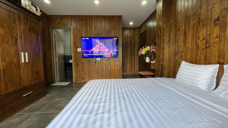 Bed, TV and multimedia, Photo of the whole room, wardrobe