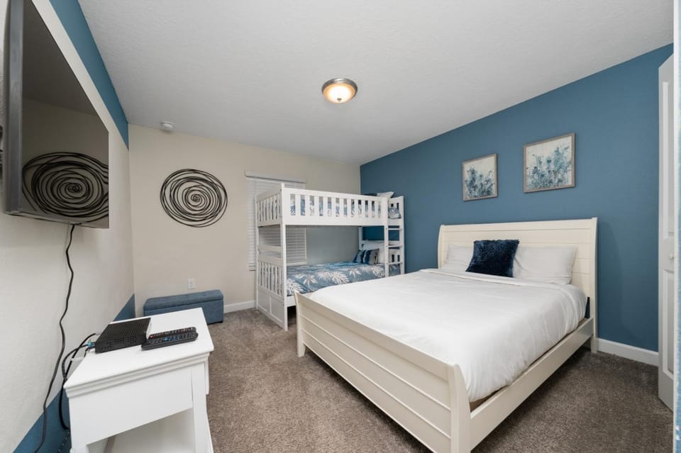 Spacious 4BR Townhome Private Pool & Resort Access 114 House in Four Corners