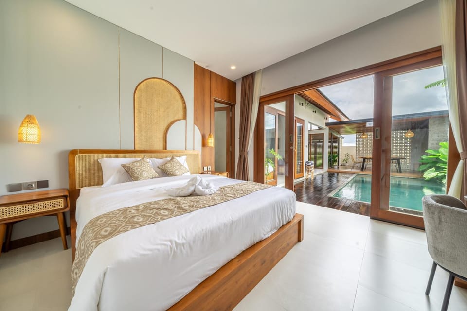 Bed, Photo of the whole room, Seating area, Bedroom, Pool view, Swimming pool, towels