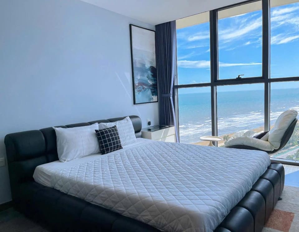 Bed, Natural landscape, Living room, Photo of the whole room, Seating area, Bedroom, Sea view