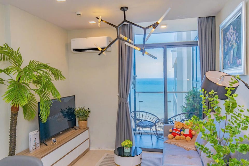 Communal lounge/ TV room, Natural landscape, TV and multimedia, Living room, Seating area, Evening entertainment, Sea view