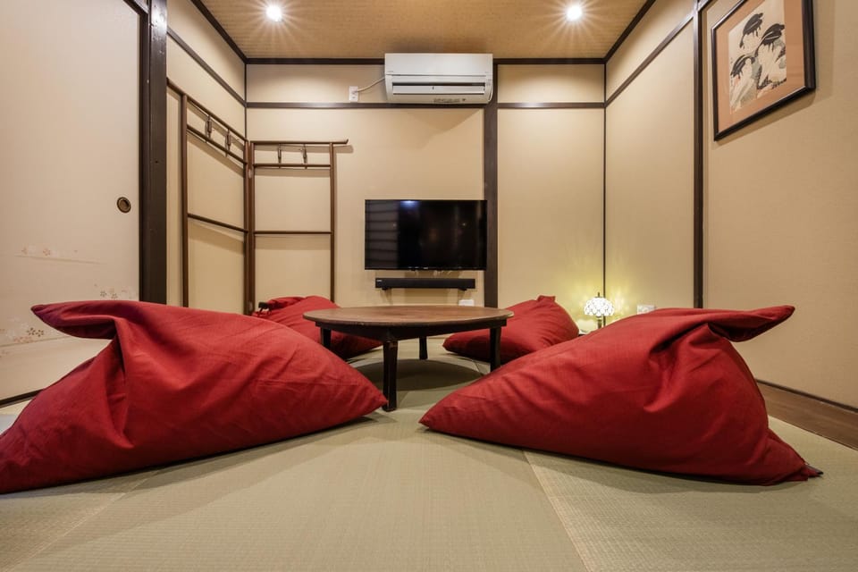 TV and multimedia, Living room, Seating area, Bedroom, air conditioner